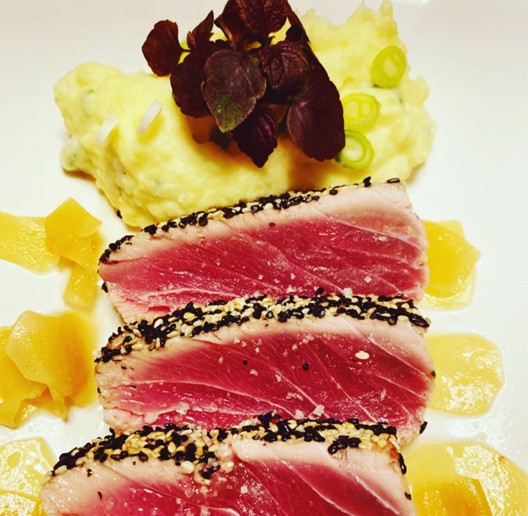 Sashimi Style Tuna mit Sesam, Wasabistampf und Ingwer
